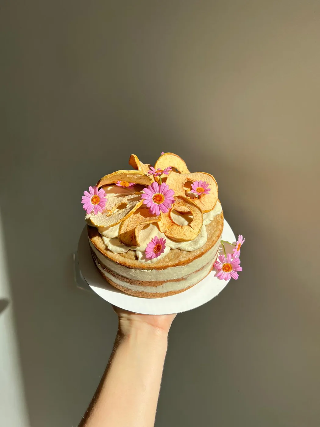 Bolo decorado com maçã e flores