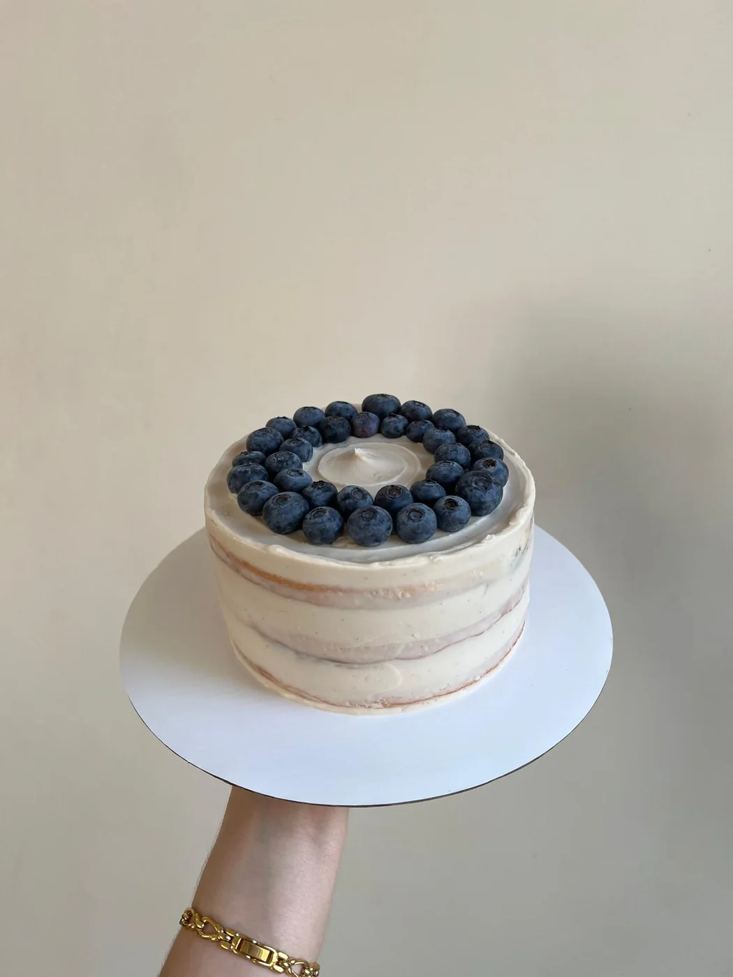 Bolo decorado com mirtilos