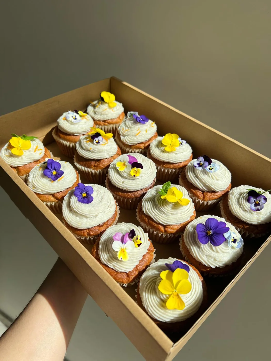 Cupcakes decorados com flores comestíveis