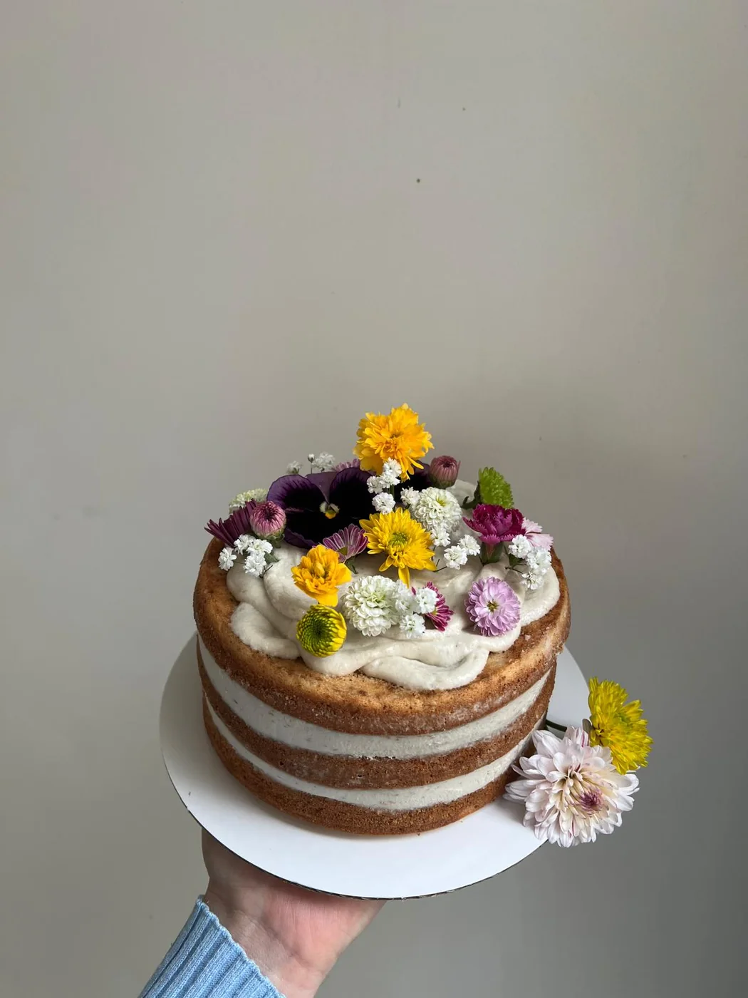 Bolo decorado com várias flores