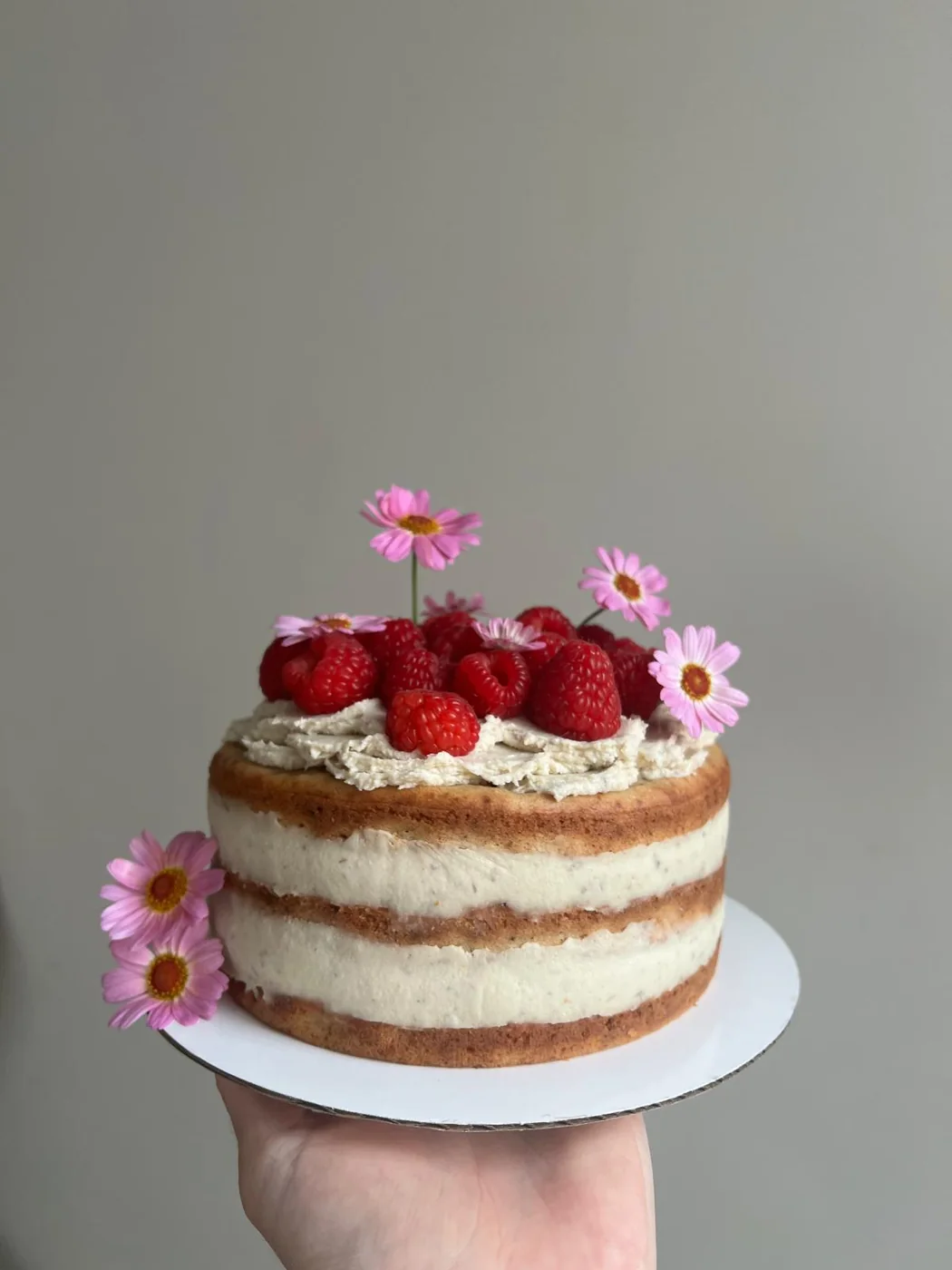 Bolo natural decorado com framboesas e flores