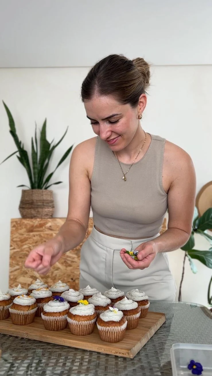 Joana Sá, criadora da Verde Abacate, a decorar cupcakes