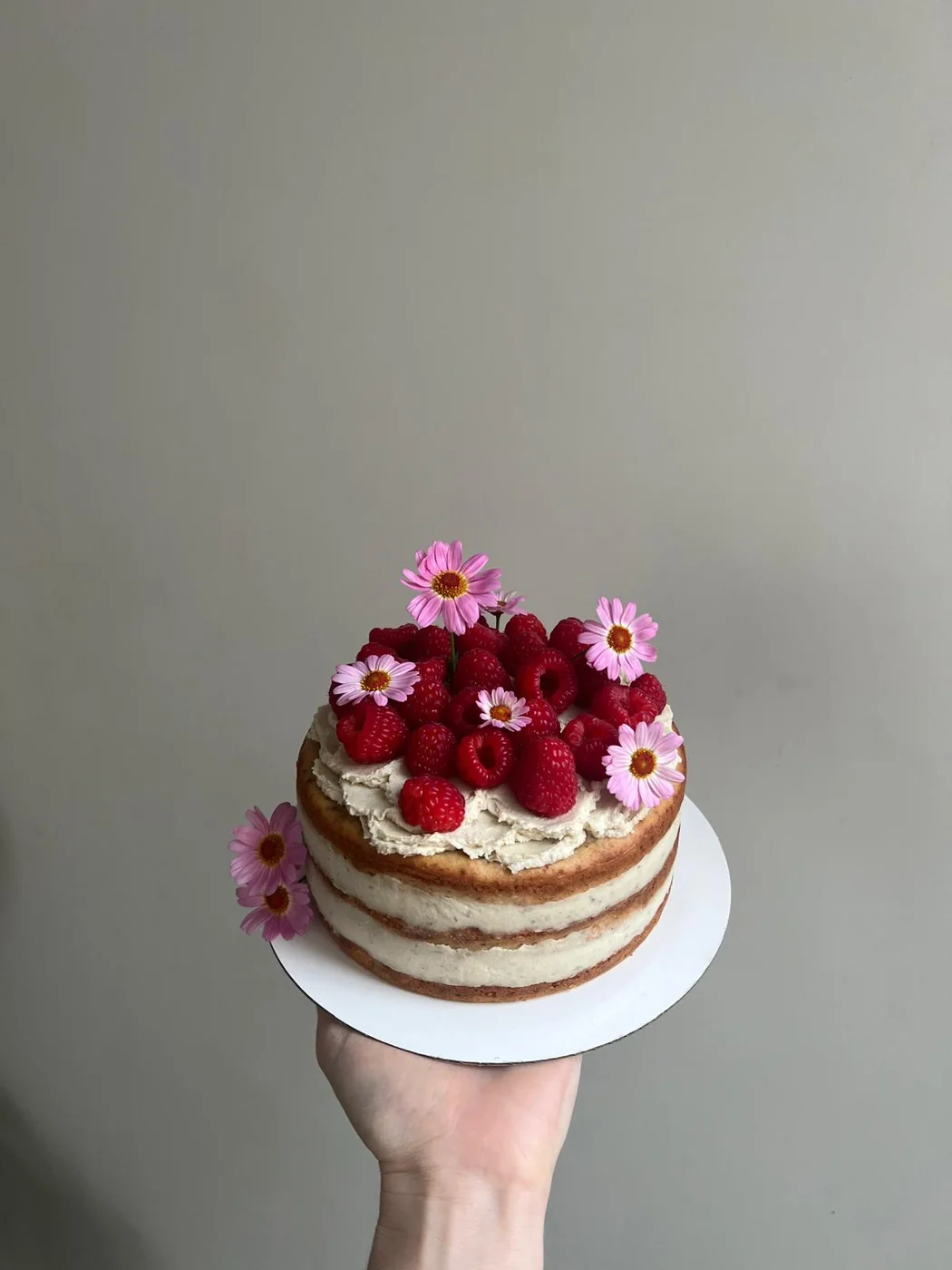 Bolo decorado com framboesas e flores