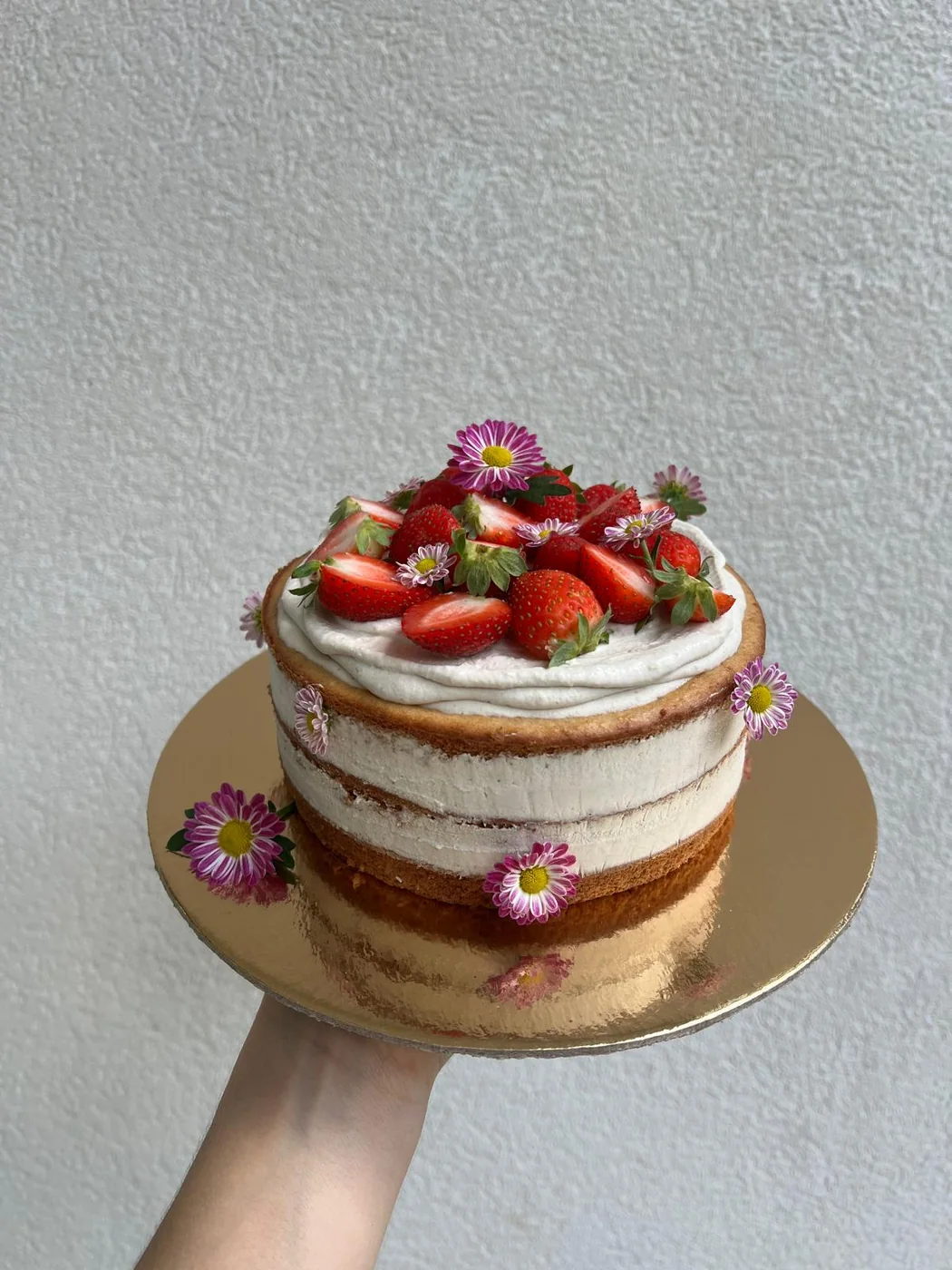 Bolo com morangos e flores