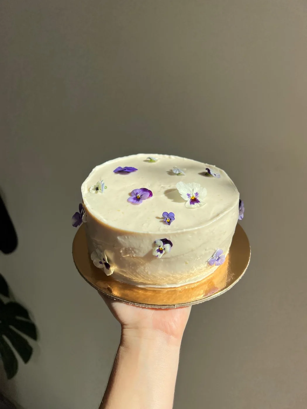 Bolo branco decorado com flores roxas